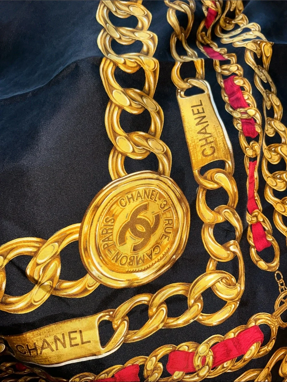 Chanel 31 Rue chainlink black  red  gold silk 33